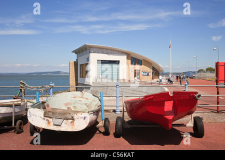 Morecambe, Lancashire, England, Vereinigtes Königreich, Großbritannien. Boote und RNLI Lifeboat Station direkt am Meer in der Bucht Stockfoto