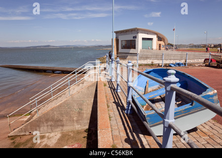 Morecambe, Lancashire, England, Vereinigtes Königreich, Großbritannien. RNLI Lifeboat Station an der Strandpromenade von Morecambe Bay Stockfoto