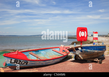 Boote an der Strandpromenade mit Blick auf die Bucht. Morecambe, Lancashire, England, Großbritannien, Großbritannien Stockfoto
