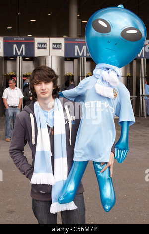 Stoke City (rot) und Manchester City (hellblau)-Fans auf der 2011 FA-Cup-Finale im Wembley Stadion in London statt Stockfoto