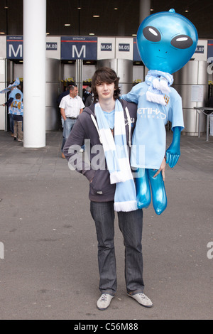 Stoke City (rot) und Manchester City (hellblau)-Fans auf der 2011 FA-Cup-Finale im Wembley Stadion in London statt Stockfoto