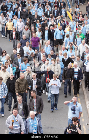 Stoke City (rot) und Manchester City (hellblau)-Fans auf der 2011 FA-Cup-Finale im Wembley Stadion in London statt Stockfoto