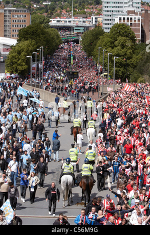 Stoke City (rot) und Manchester City (hellblau)-Fans auf der 2011 FA-Cup-Finale im Wembley Stadion in London statt Stockfoto