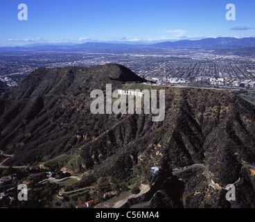 LUFTAUFNAHME. Hollywood-Schild mit der Stadt Burbank in der Ferne. Hollywood Hills, Los Angeles. Kalifornien, USA. Stockfoto