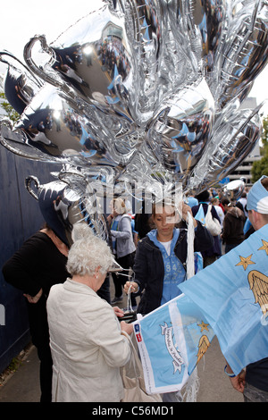 Stoke City (rot) und Manchester City (hellblau)-Fans auf der 2011 FA-Cup-Finale im Wembley Stadion in London statt Stockfoto