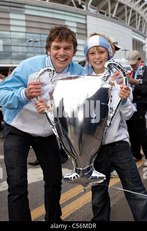 Stoke City (rot) und Manchester City (hellblau)-Fans auf der 2011 FA-Cup-Finale im Wembley Stadion in London statt Stockfoto