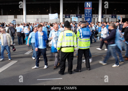 Stoke City (rot) und Manchester City (hellblau)-Fans auf der 2011 FA-Cup-Finale im Wembley Stadion in London statt Stockfoto