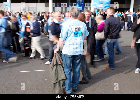 Stoke City (rot) und Manchester City (hellblau)-Fans auf der 2011 FA-Cup-Finale im Wembley Stadion in London statt Stockfoto