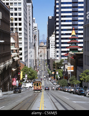 California Street in Chinatown, weiter unten, das Finanzviertel und die Bay Bridge in der Ferne. San Francisco, Kalifornien, USA. Stockfoto