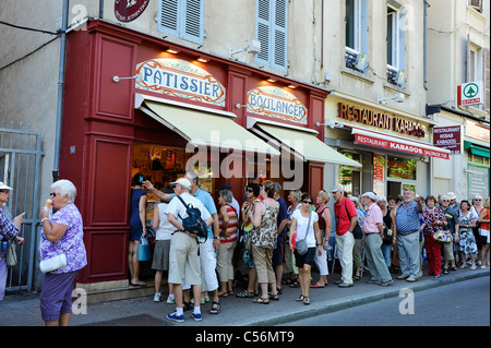 Eine lange Schlange von Touristen warten draußen ein Patissier Boulangerie in Vienne Mitte. Stockfoto