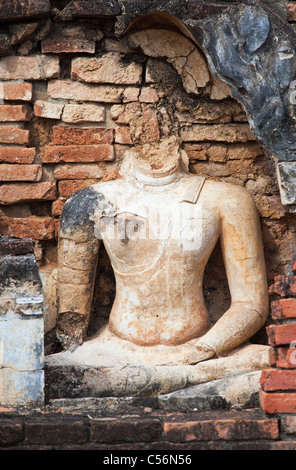 Enthaupteten Statue eines Buddha im Sukhothai historischen Park, Thailand Stockfoto