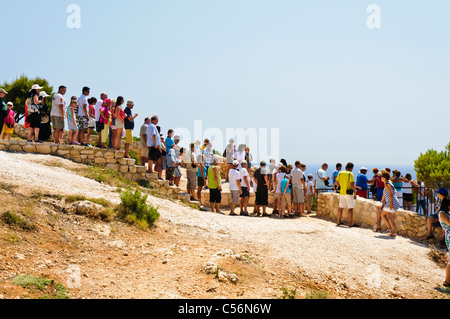 Lange Schlange von Menschen warten auf die Aussichtsplattform (Shipwreck) Navagio Bucht sehen Stockfoto