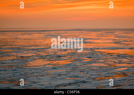 Niederlande, Oosterdijk, Winter, Schnee, Blick auf gefrorenen See IJsselmeer genannt. Sunrise. Stockfoto