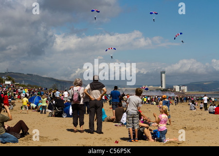 Ein Fallschirm-Display-Team landet auf einem Strand. Stockfoto