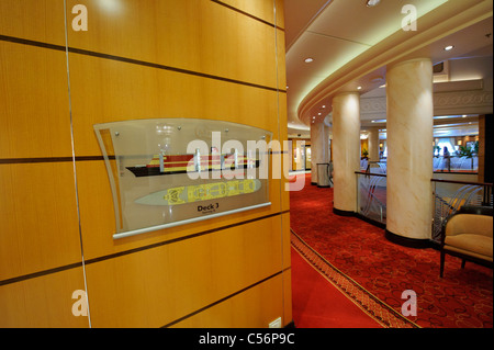 Moderne Glas-Plakette mit detaillierten Plan der Ozeanriesen Queen Mary 2. Stockfoto