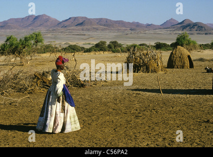 Herero-Frau und ihrem Gehöft. Stockfoto