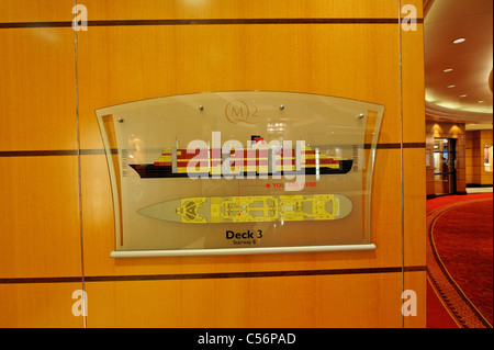 Moderne Glas-Plakette mit detaillierten Plan der Ozeanriesen Queen Mary 2. Stockfoto