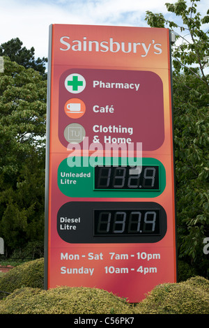 Sainsbury Brookwood Zeichen Benzin Diesel Preise Juli 2011 bleifreies Liter 132,9 137,9 Apotheke Café Kleidung Zuhause Stockfoto