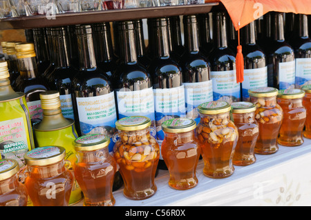 Griechischen Regionalprodukte auf Verkauf in Zakynthos einschließlich Rotwein, Olivenöl und Honig Stockfoto