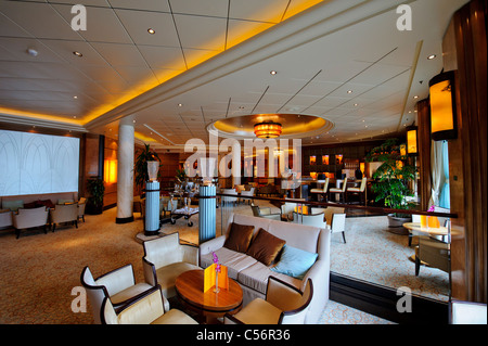 Veuve Clicquot Champagner Bar auf Deck 3 auf Ozeandampfer Queen Mary 2. Stockfoto