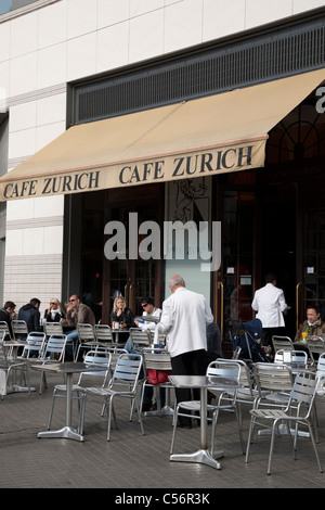 Kellner servieren bei Cafe Zürich Platz Praca de Catalunya in Barcelona, Katalonien, Spanien Stockfoto