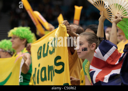 10.07.2011 ein australischer Anhänger erwarten Anfang des Finales zwischen Australien und Neuseeland, Mission Foods Netball Weltmeisterschaften 2011 vom Singapore Indoor Stadium in Singapur. Stockfoto