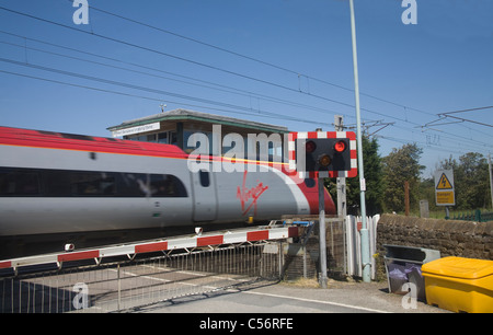 Lancashire England UK Virgin Hochgeschwindigkeitszug Hest Bank Bahnübergang vorbei Stockfoto