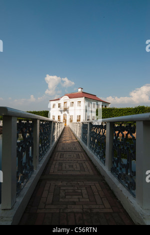 Marly Palast im unteren Peterhofer Park. St. Petersburg Stockfoto