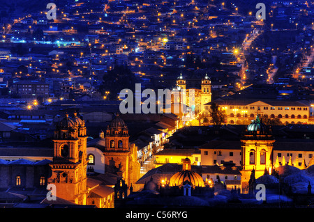 Plaza de Armas in Cusco, Peru nachts genommen von oben Stockfoto