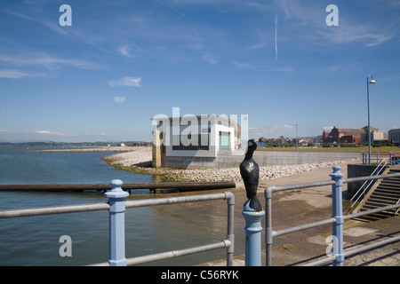 Morecambe Lancashire England UK Blick auf die Rettungsstation und Shop aus regenerierten Stein Steg Stockfoto