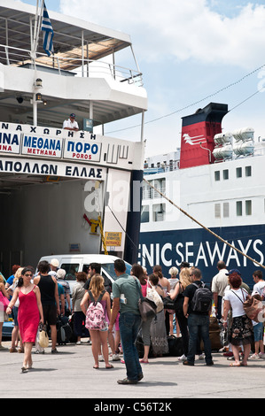 Passagiere ein- und Aussteigen aus einem griechischen Fähre im Hafen von Piräus, Athen, Griechenland. Stockfoto