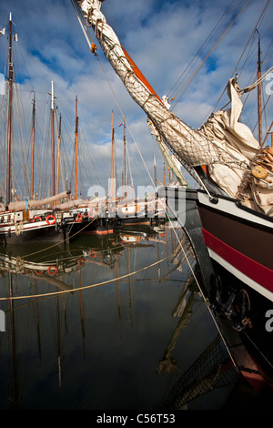 Die Niederlande, Volendam, traditionelle Segelschiffe im Hafen. Stockfoto