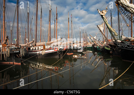 Die Niederlande, Volendam, traditionelle Segelschiffe im Hafen. Stockfoto