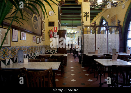 Innenraum der Els Quatre Gats - El Cuatro Gatos - vier Katzen Restaurant in Barcelona, Katalonien, Spanien Stockfoto