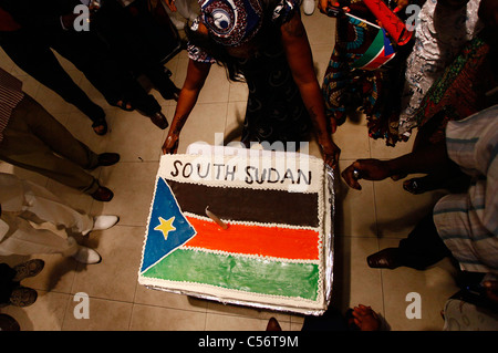 Süden sudanesische Frau hält einen Republik Südsudan Flagge Kuchen während der Feierlichkeiten zur Unabhängigkeit in Tel Aviv, Israel Stockfoto