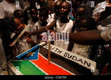 Süden sudanesische Kinder feiern mit einem Republik Südsudan Flagge Kuchen während der Feierlichkeiten zur Unabhängigkeit Stockfoto