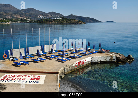 Sonnenliegen auf einem Ponton in Agios Nikolaos, Nord Ost Kreta, Griechenland Stockfoto