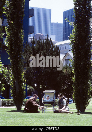 Mann und Frau spielen mit Baby am Embarcadero Center San Francisco Stockfoto