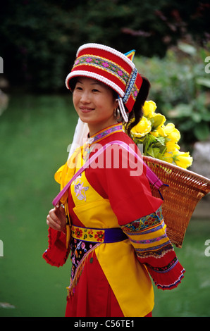 chinesische native Minderheit Frau Posen am Steinwald in familienbetriebenen Stockfoto
