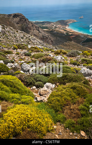 Blick hinunter auf den kleinen Weiler Xerokambos auf Kreta, abgelegenen und unberührten, Süd-Ost Küste, Kreta, Griechenland. Stockfoto