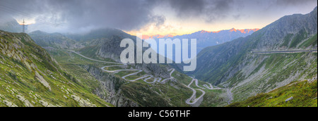 Panorama der alten Straße mit engen Serpentinen auf der Südseite des St. Gotthardpasses Überbrückung Schweizer Alpen bei Sonnenuntergang Stockfoto