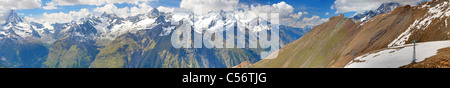 Panorama des alpinen Gebirges gesehen vom Berg Rothorn gesehen in Richtung Zermatt in der Schweiz mit Gletscher und Matterhorn Stockfoto