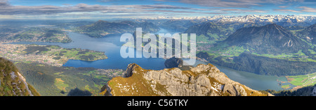 Lange Panorama der ganzen Vierwaldstättersee umrahmt von alpinen Hochgebirge an einem Sommertag, Schweiz Stockfoto