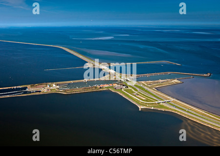 Die Niederlande, Den Oever, Luftaufnahmen von IJsselmeer Dam genannt auch Afsluitdijk. Sperrt. Stockfoto