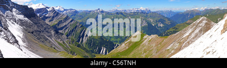 Bergpanorama im Sommer den Blick von Segnas pass in der Schweiz mit Bergketten Schnee und grass Stockfoto