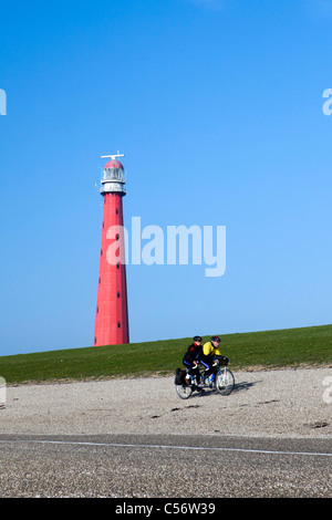 Den Niederlanden, Den Helder, Leuchtturm und Radfahrer, Tandem. Stockfoto