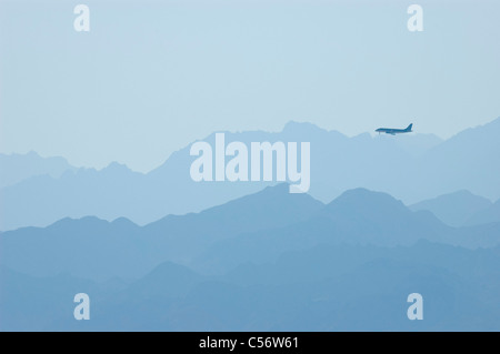 Fernen Verkehrsflugzeug kommt für eine Landung auf der King Hussein International Airport, Aqaba, Jordanien Stockfoto