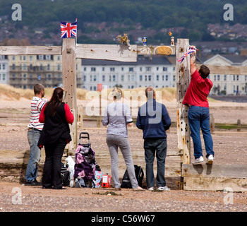 Familie am Strand Devon Verzierung eines lokalen Wellenbrecher Stockfoto