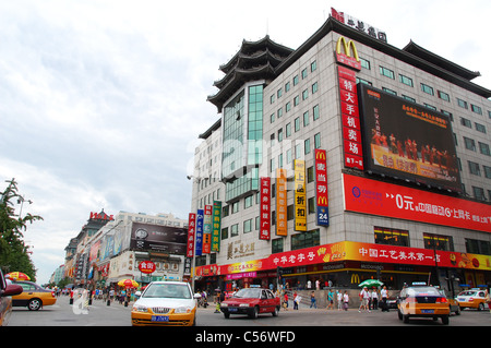 Stark befahrene Straße mit Einkaufszentren und Taxis in der Nähe der Einkaufsstraße Wangfujing, Beijing Stockfoto