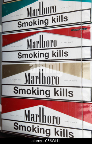 Marlboro Zigaretten mit Drucken "Rauchen tötet" in einem duty free shop Stockfoto